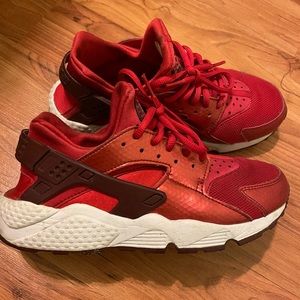 Red Nike huaraches in good condition size us8